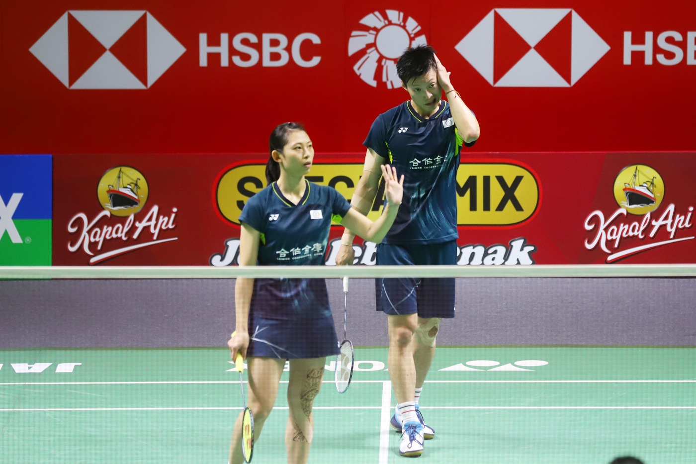 Rinov/Pitha gagal melaju ke babak 16 besar setelah kalah dengan skor 16-21, 21-18, dan 17-21 (Ashar/SinPo.id)