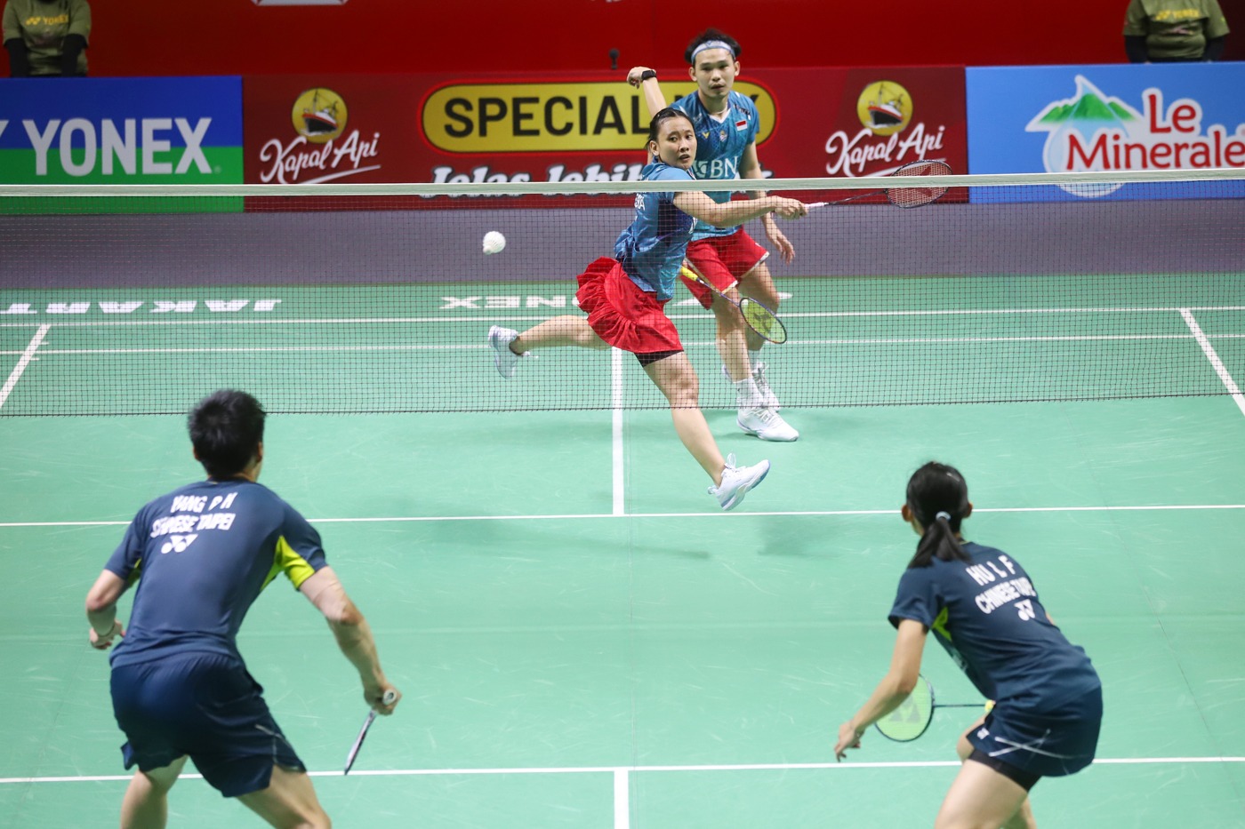 Rinov/Pitha gagal melaju ke babak 16 besar setelah kalah dengan skor 16-21, 21-18, dan 17-21 (Ashar/SinPo.id)