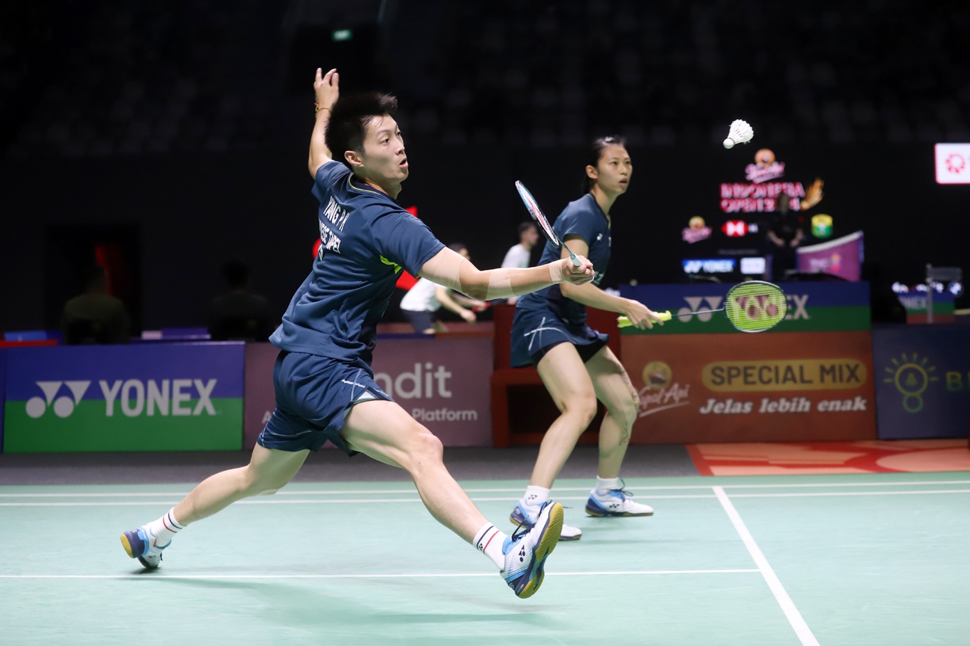 Rinov/Pitha gagal melaju ke babak 16 besar setelah kalah dengan skor 16-21, 21-18, dan 17-21 (Ashar/SinPo.id)