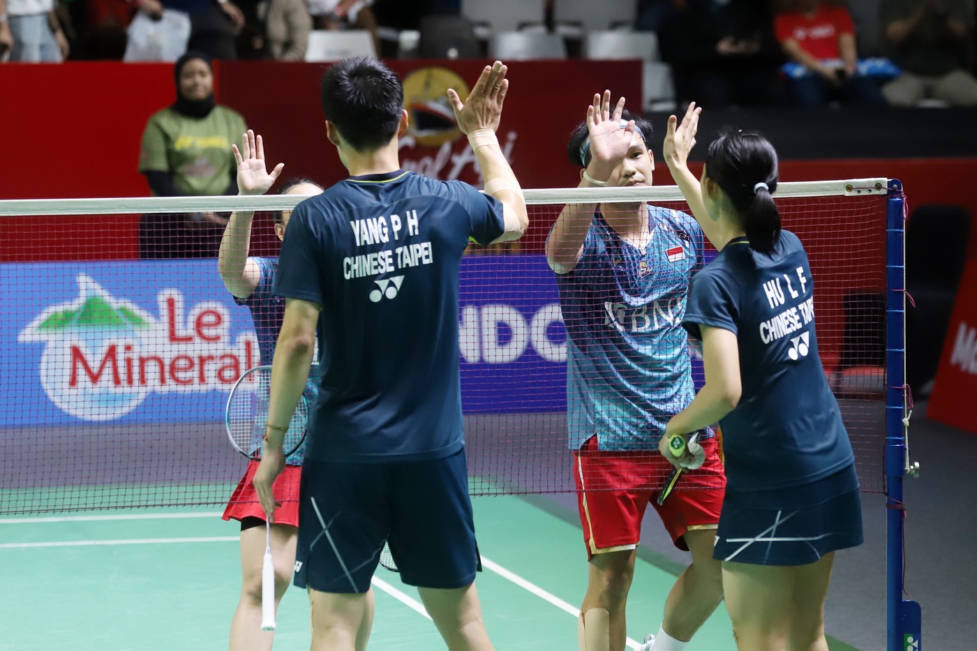 Rinov/Pitha gagal melaju ke babak 16 besar setelah kalah dengan skor 16-21, 21-18, dan 17-21 (Ashar/SinPo.id)