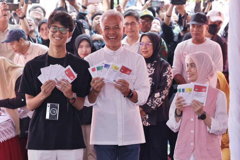 Capres nomor urut 03 Ganjar Pranowo menggunakan hak pilihnya pada pemilu 2024 (Ashar/SinPo.id)
