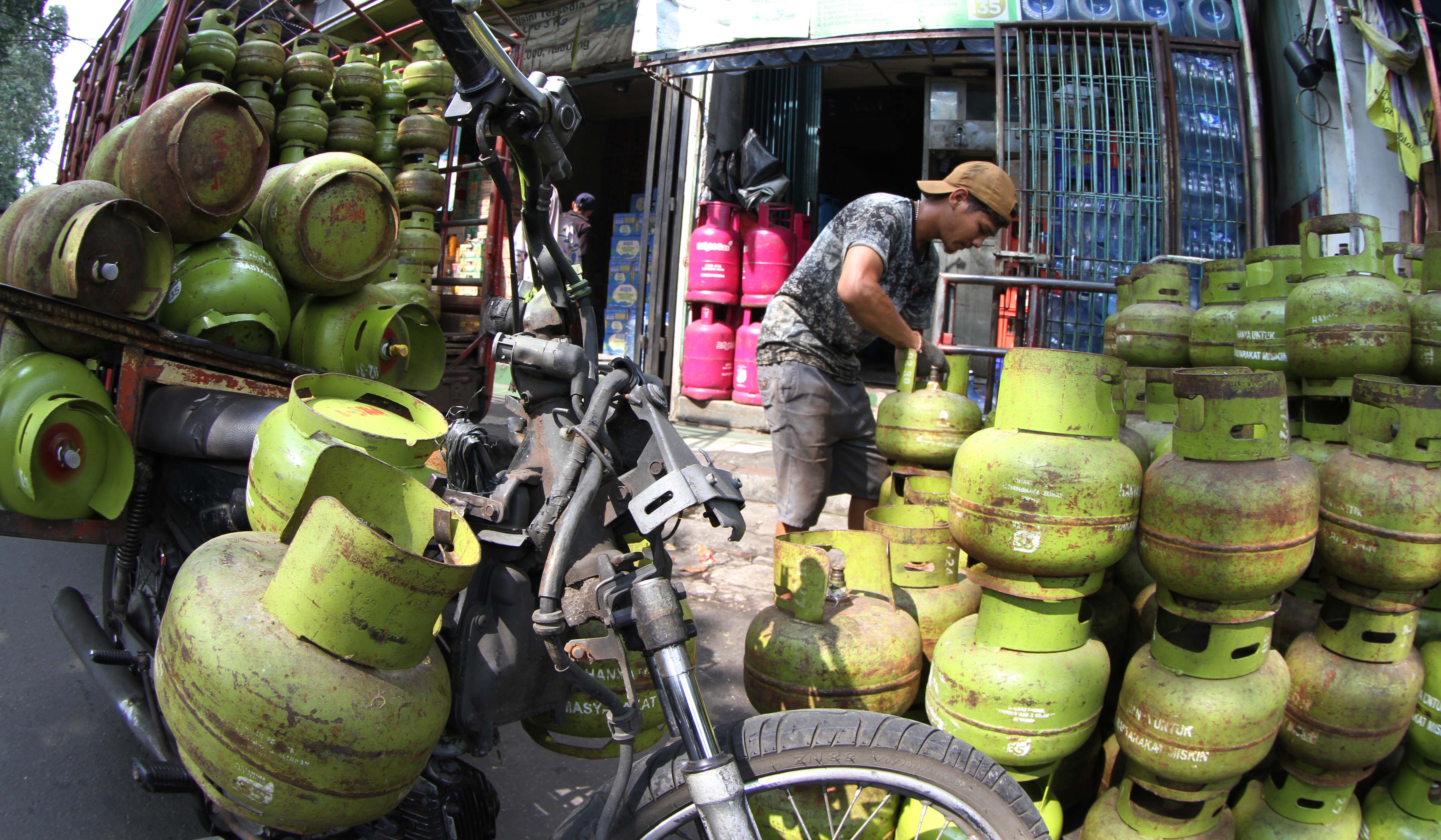 Pekerja menurunkan LPG 3 kg di Agen LPG Palmerah. (Agus Priatna/SinPo.id)