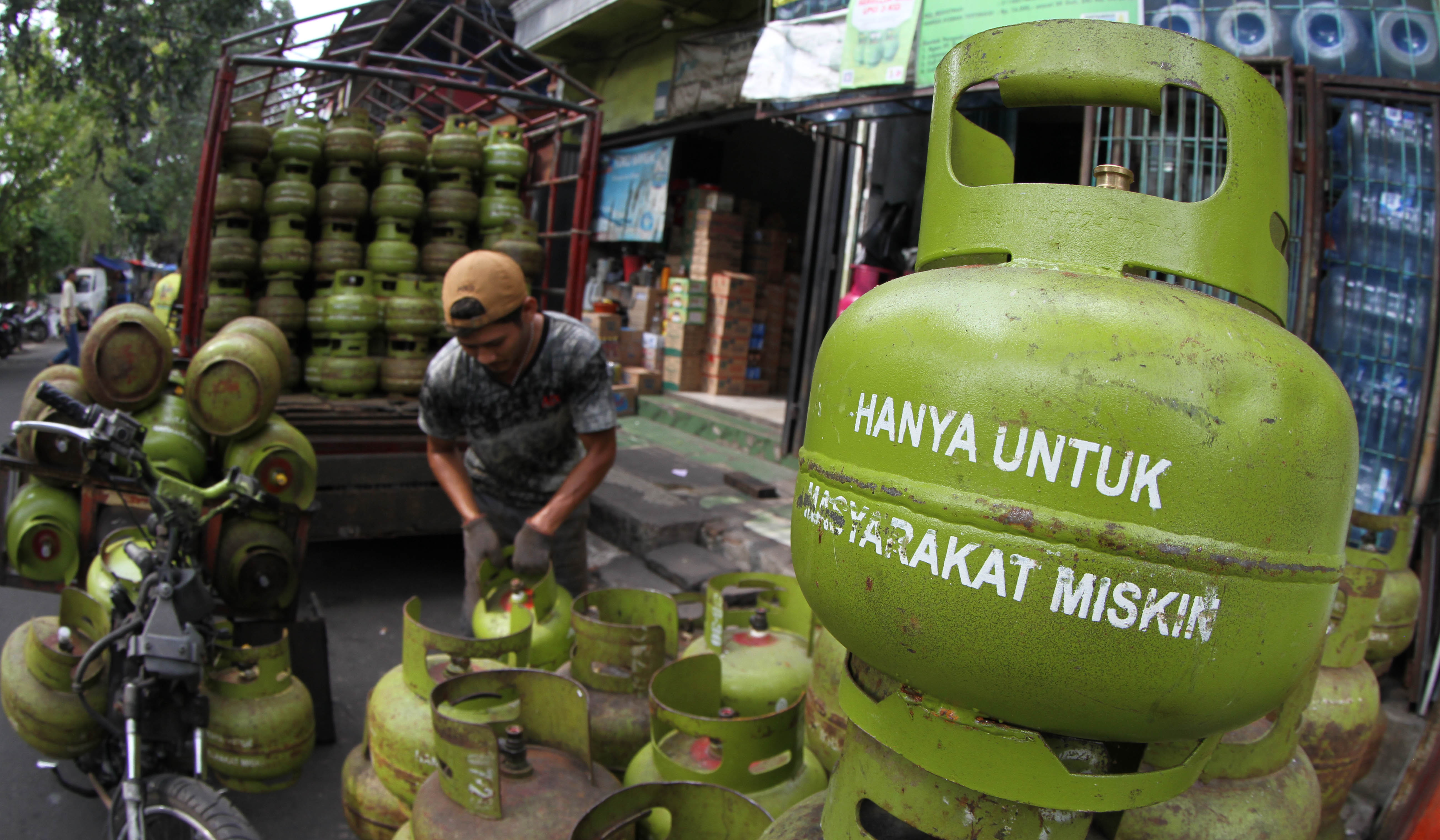 Pekerja menurunkan LPG 3 kg di Agen LPG Palmerah. (Agus Priatna/SinPo.id)