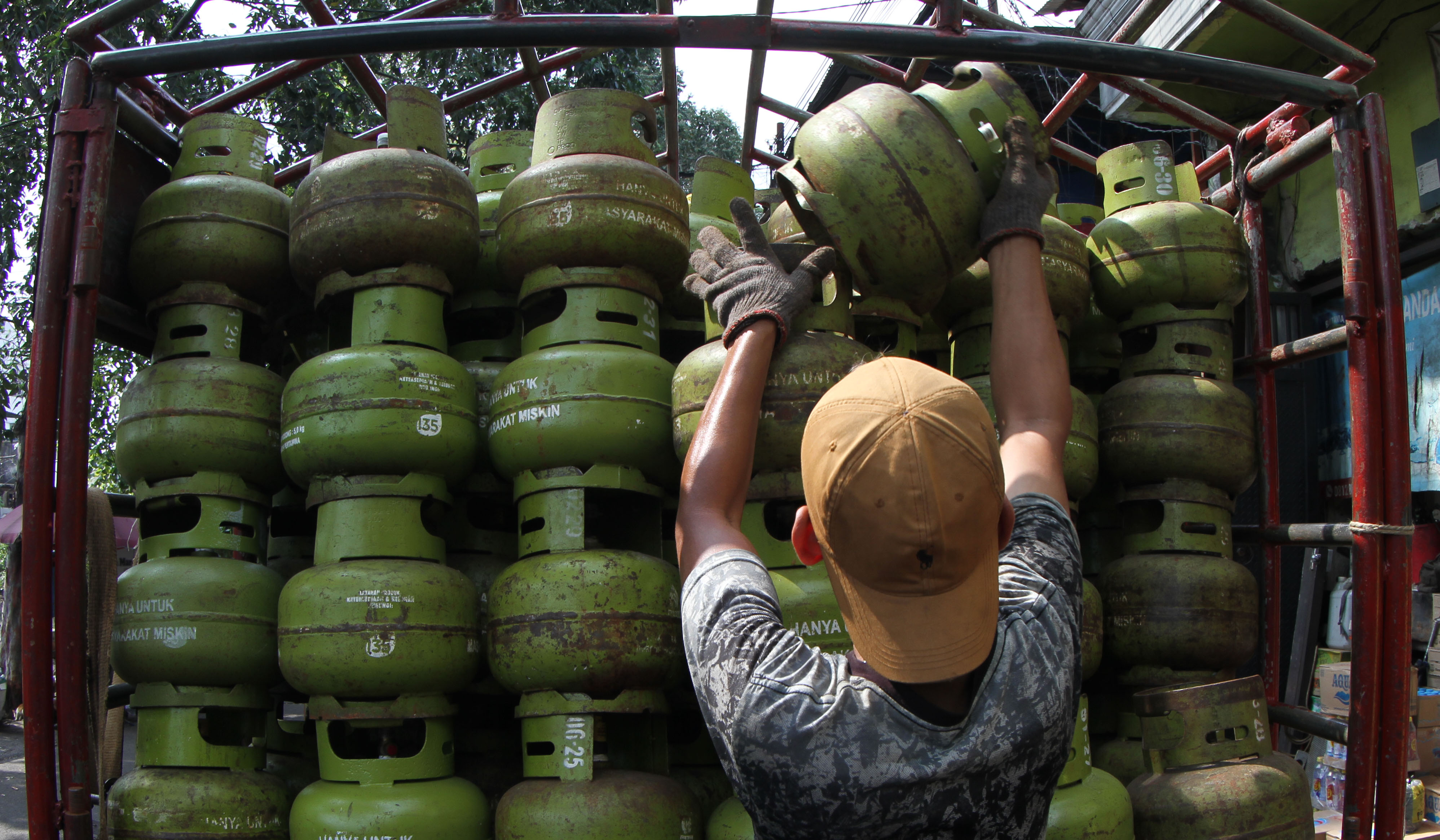 Pekerja menurunkan LPG 3 kg di Agen LPG Palmerah. (Agus Priatna/SinPo.id)