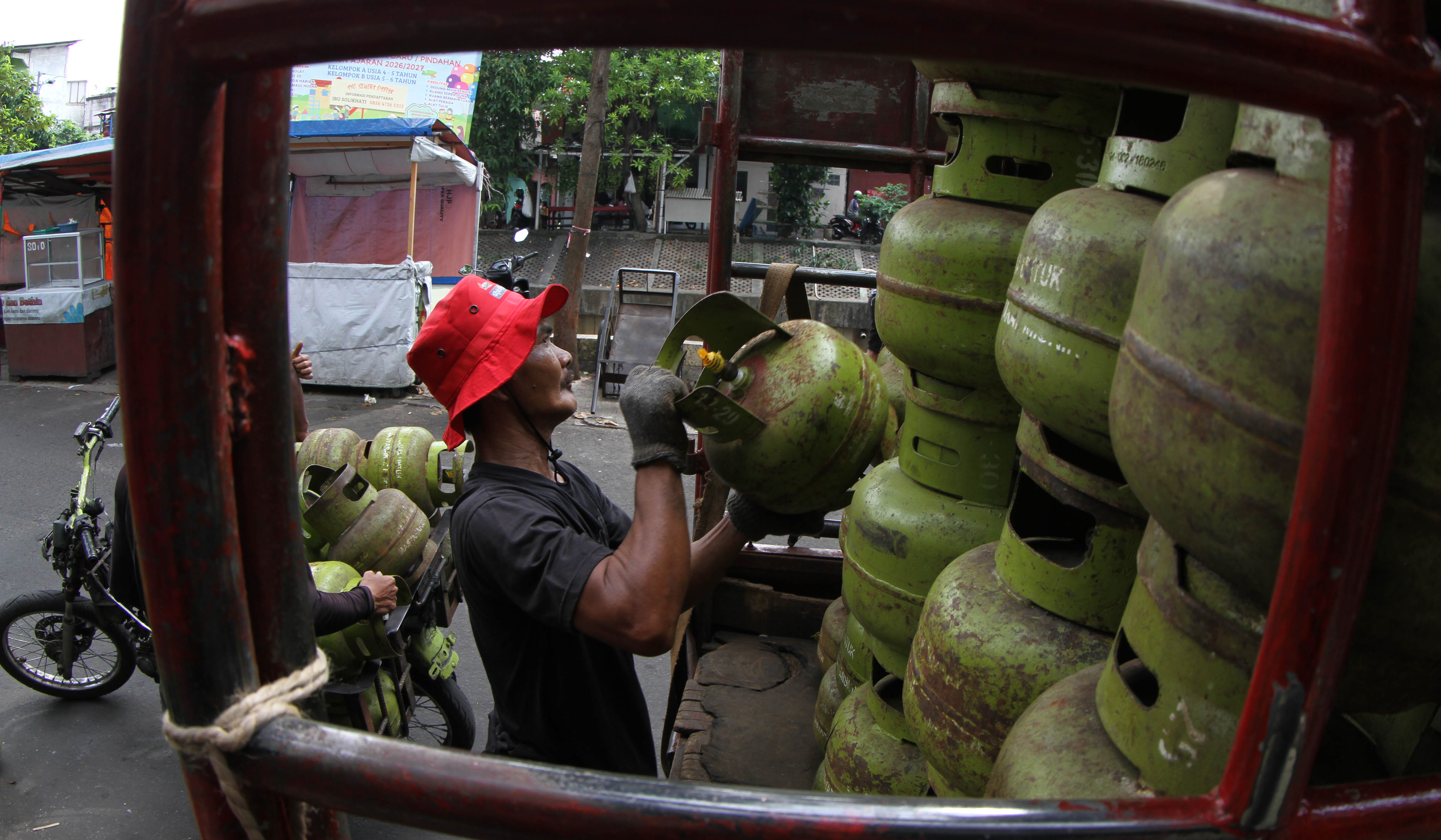Pekerja menurunkan LPG 3 kg di Agen LPG Palmerah. (Agus Priatna/SinPo.id)