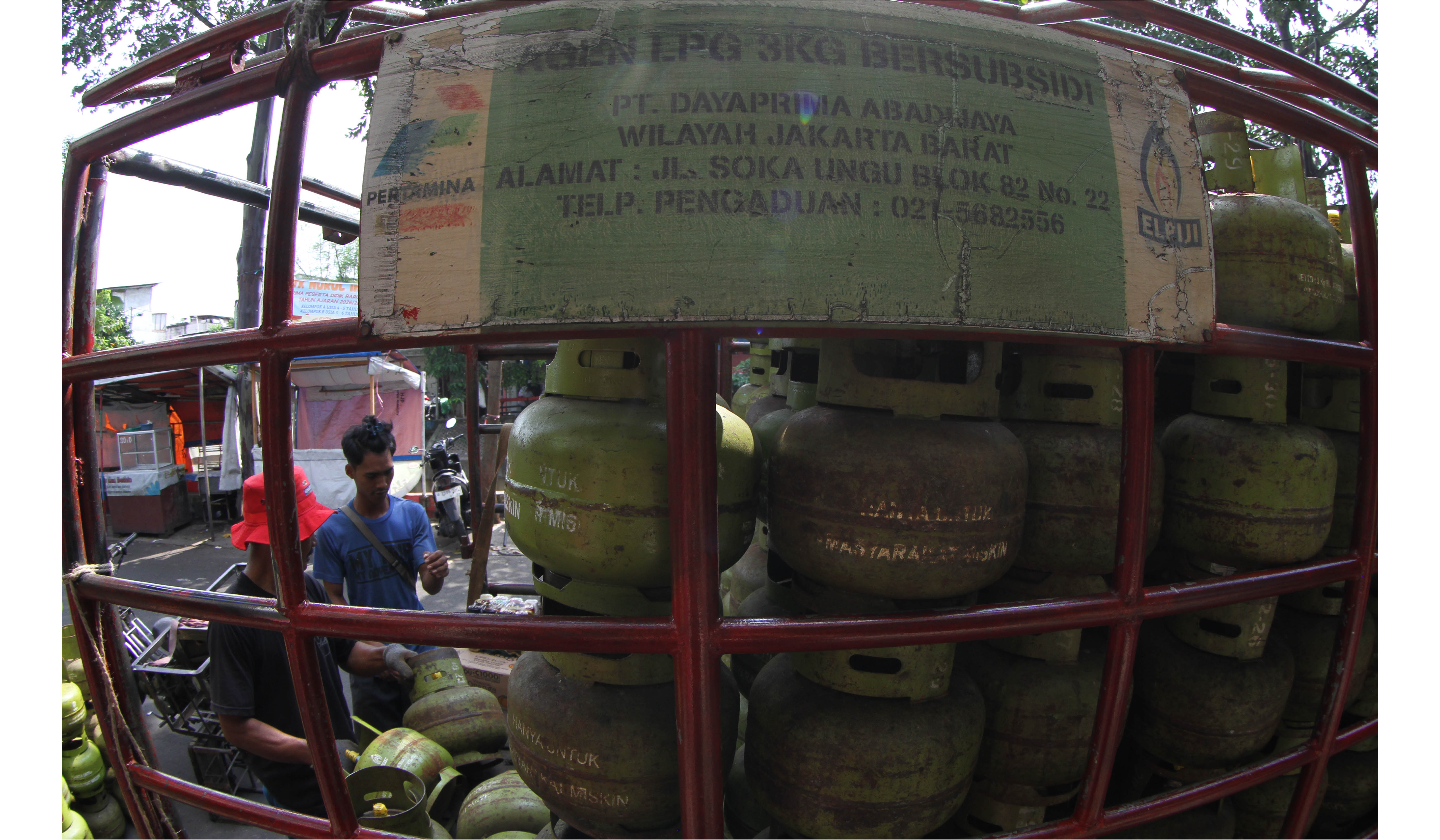 Pekerja menurunkan LPG 3 kg di Agen LPG Palmerah. (Agus Priatna/SinPo.id)