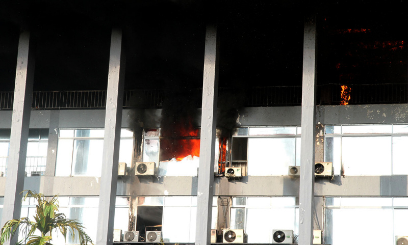 19 unit mobil pemadam kebakaran dikerahkan untuk memadamkan kebakaran Gedung Bakamla (Ashar/SinPo.id)