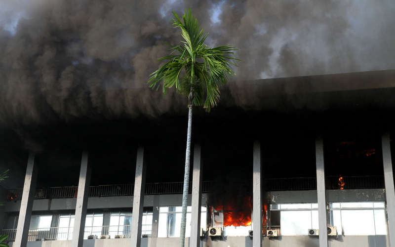 19 unit mobil pemadam kebakaran dikerahkan untuk memadamkan kebakaran Gedung Bakamla (Ashar/SinPo.id)