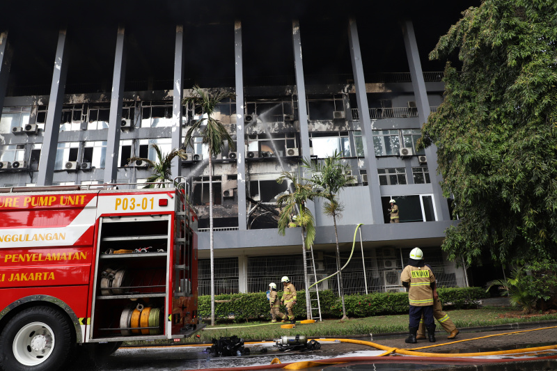 19 unit mobil pemadam kebakaran dikerahkan untuk memadamkan kebakaran Gedung Bakamla (Ashar/SinPo.id)