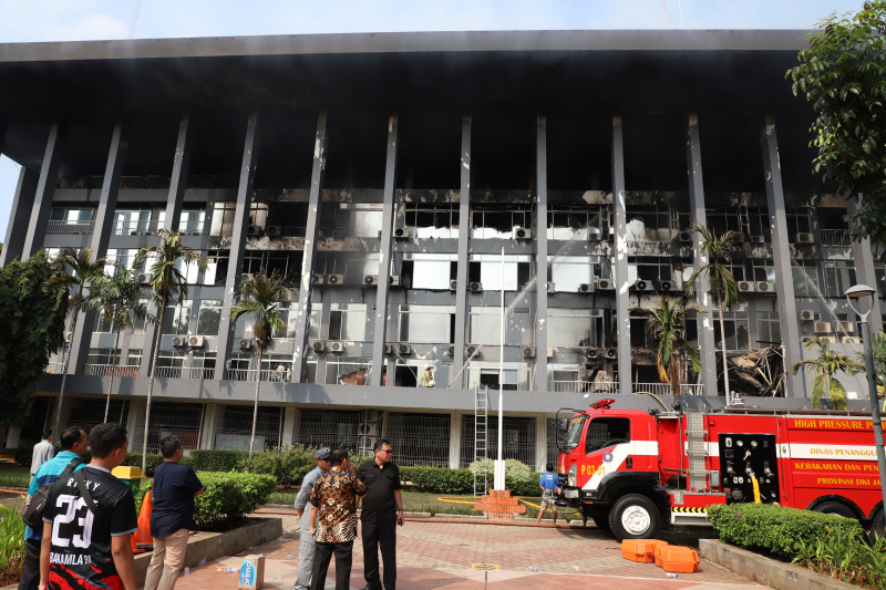 19 unit mobil pemadam kebakaran dikerahkan untuk memadamkan kebakaran Gedung Bakamla (Ashar/SinPo.id)