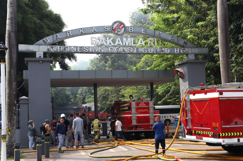 19 unit mobil pemadam kebakaran dikerahkan untuk memadamkan kebakaran Gedung Bakamla (Ashar/SinPo.id)