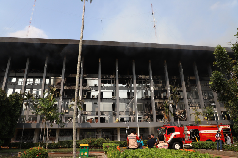 19 unit mobil pemadam kebakaran dikerahkan untuk memadamkan kebakaran Gedung Bakamla (Ashar/SinPo.id)