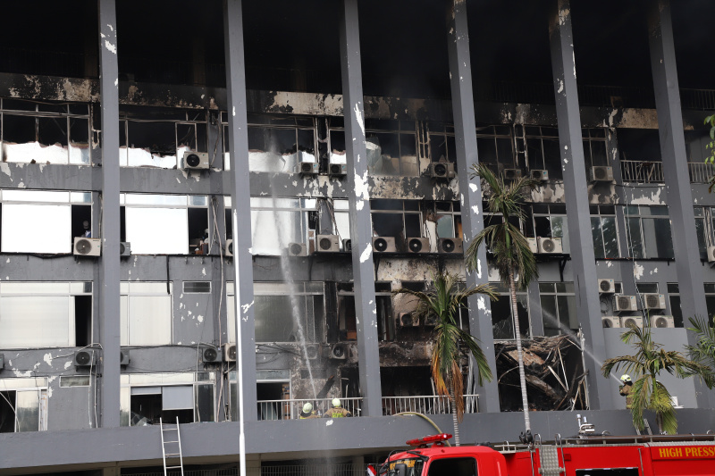 19 unit mobil pemadam kebakaran dikerahkan untuk memadamkan kebakaran Gedung Bakamla (Ashar/SinPo.id)