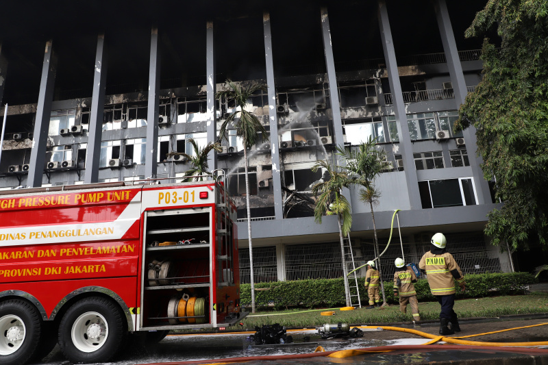 19 unit mobil pemadam kebakaran dikerahkan untuk memadamkan kebakaran Gedung Bakamla (Ashar/SinPo.id)