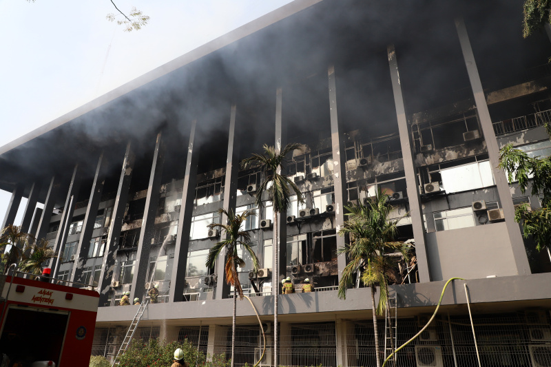 19 unit mobil pemadam kebakaran dikerahkan untuk memadamkan kebakaran Gedung Bakamla (Ashar/SinPo.id)