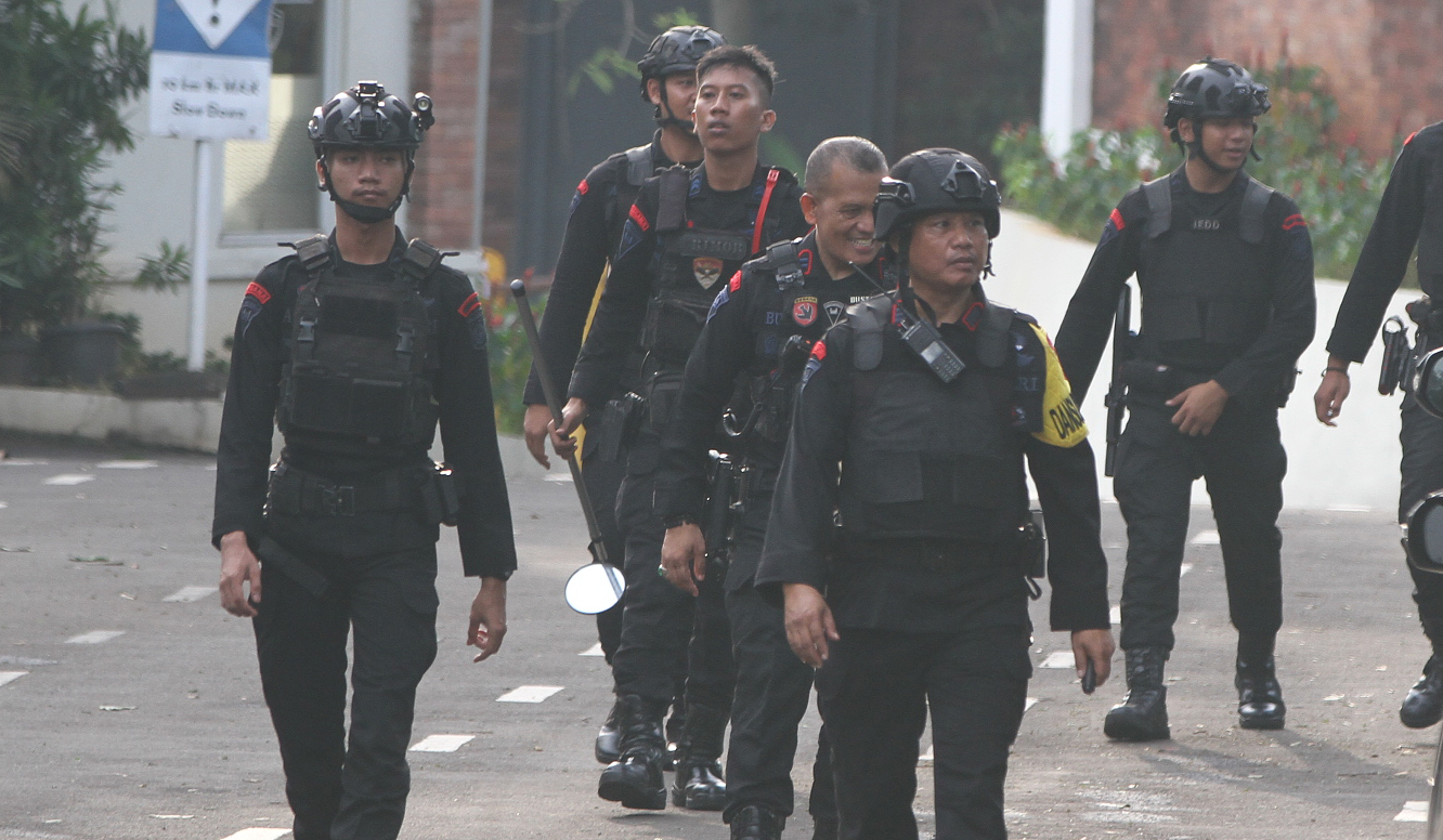 Gegana Polri cek lokasi ancaman bom di MIS Bintaro. (Agus Priatna/SinPo.id)