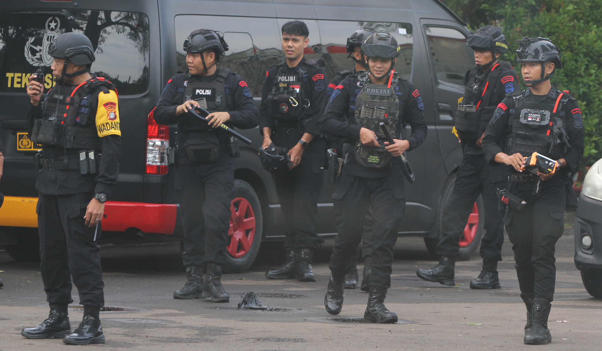 Gegana Polri cek lokasi ancaman bom di MIS Bintaro. (Agus Priatna/SinPo.id)