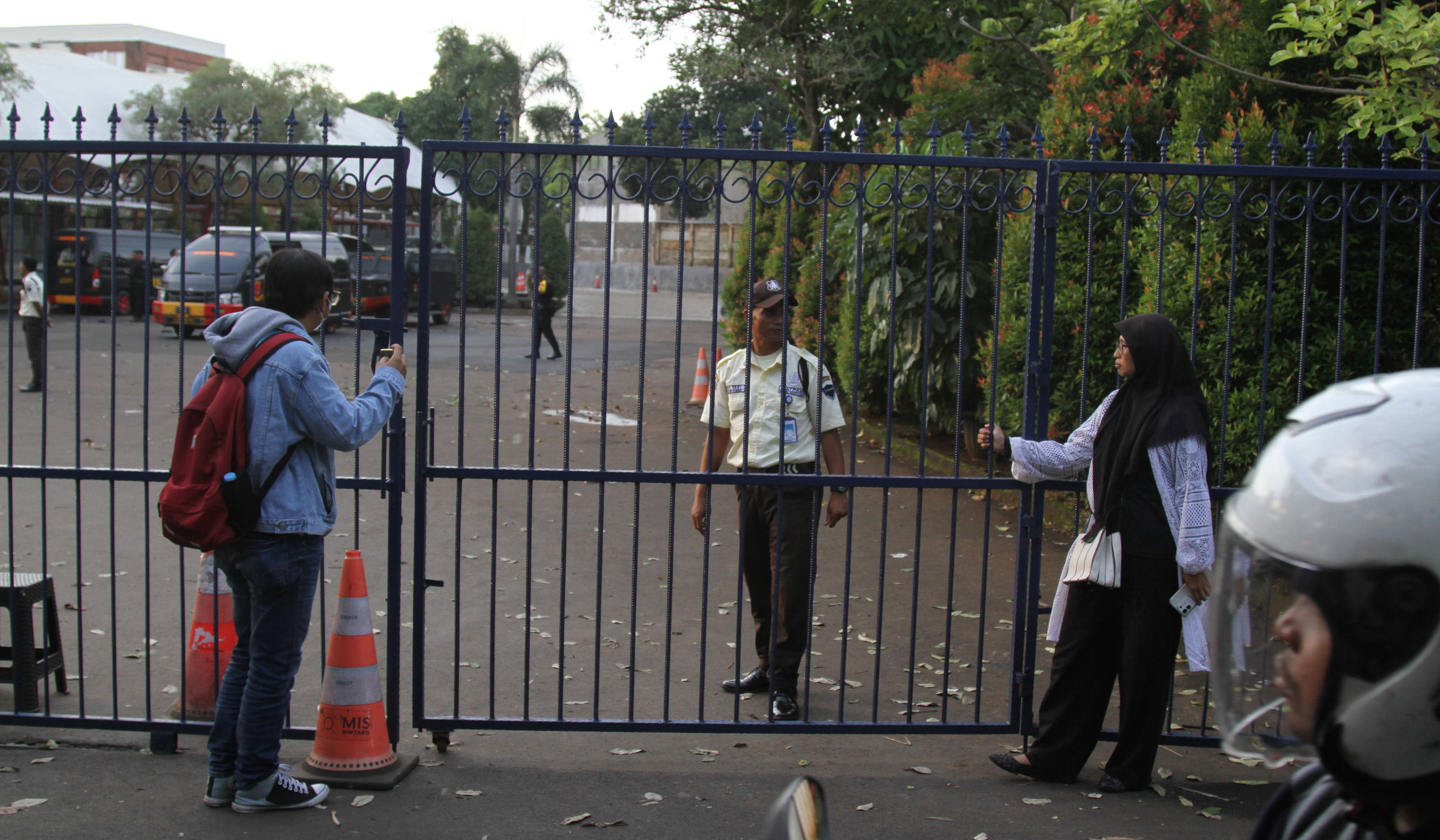 Gegana Polri cek lokasi ancaman bom di MIS Bintaro. (Agus Priatna/SinPo.id)