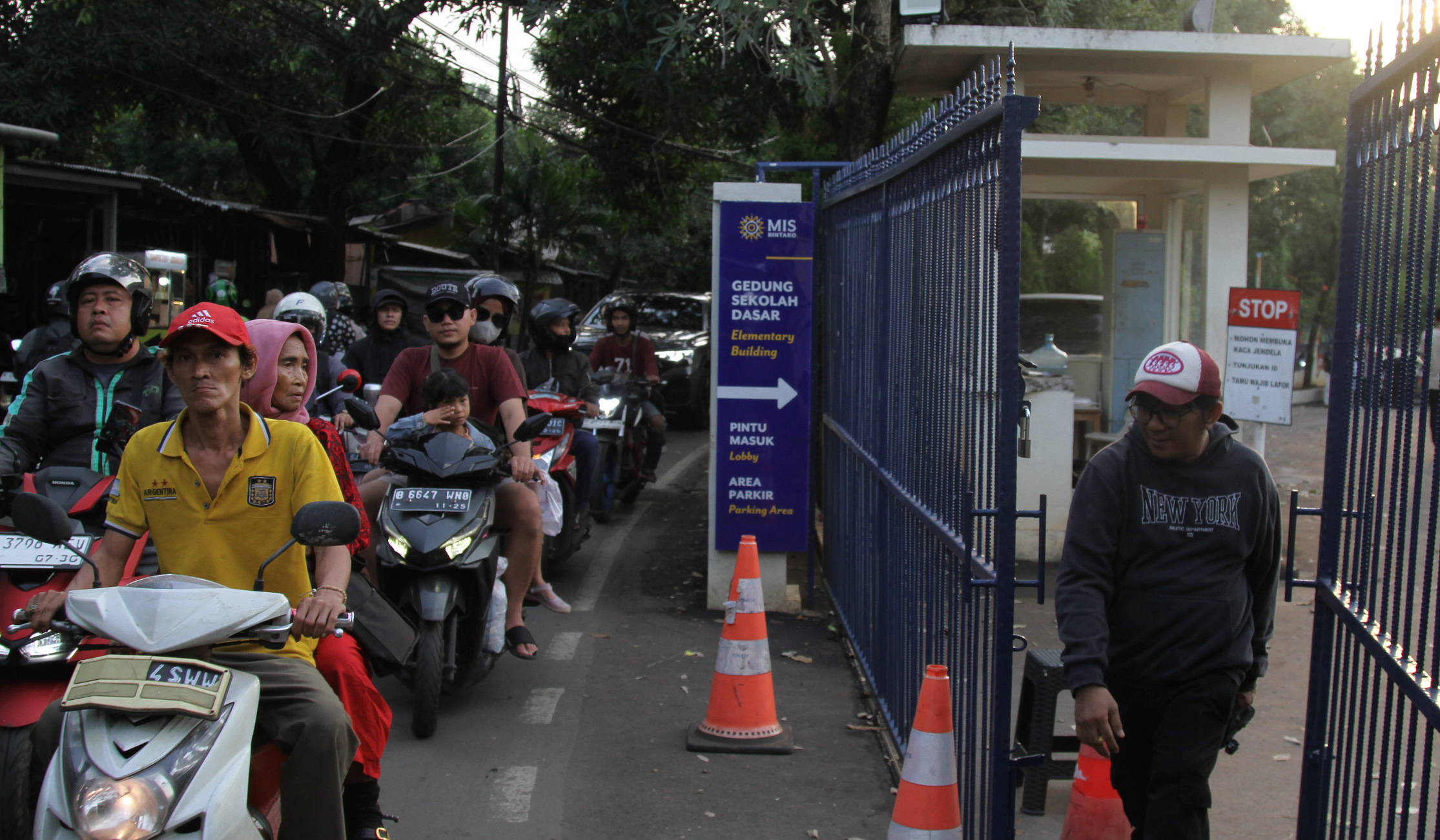 Gegana Polri cek lokasi ancaman bom di MIS Bintaro. (Agus Priatna/SinPo.id)