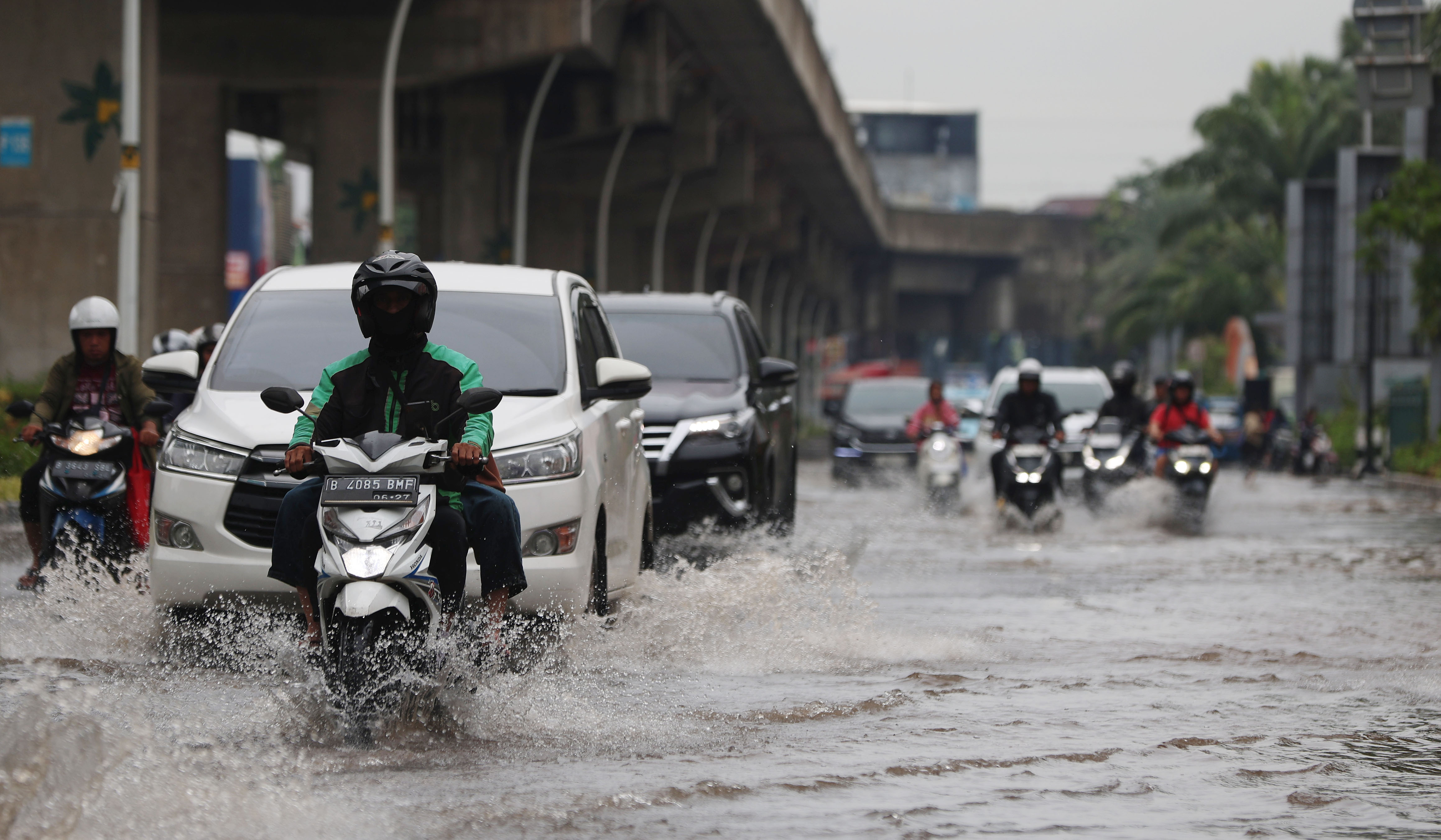 Banjir Kelapa Gading. (Agus Priatna/SinPo.id)
