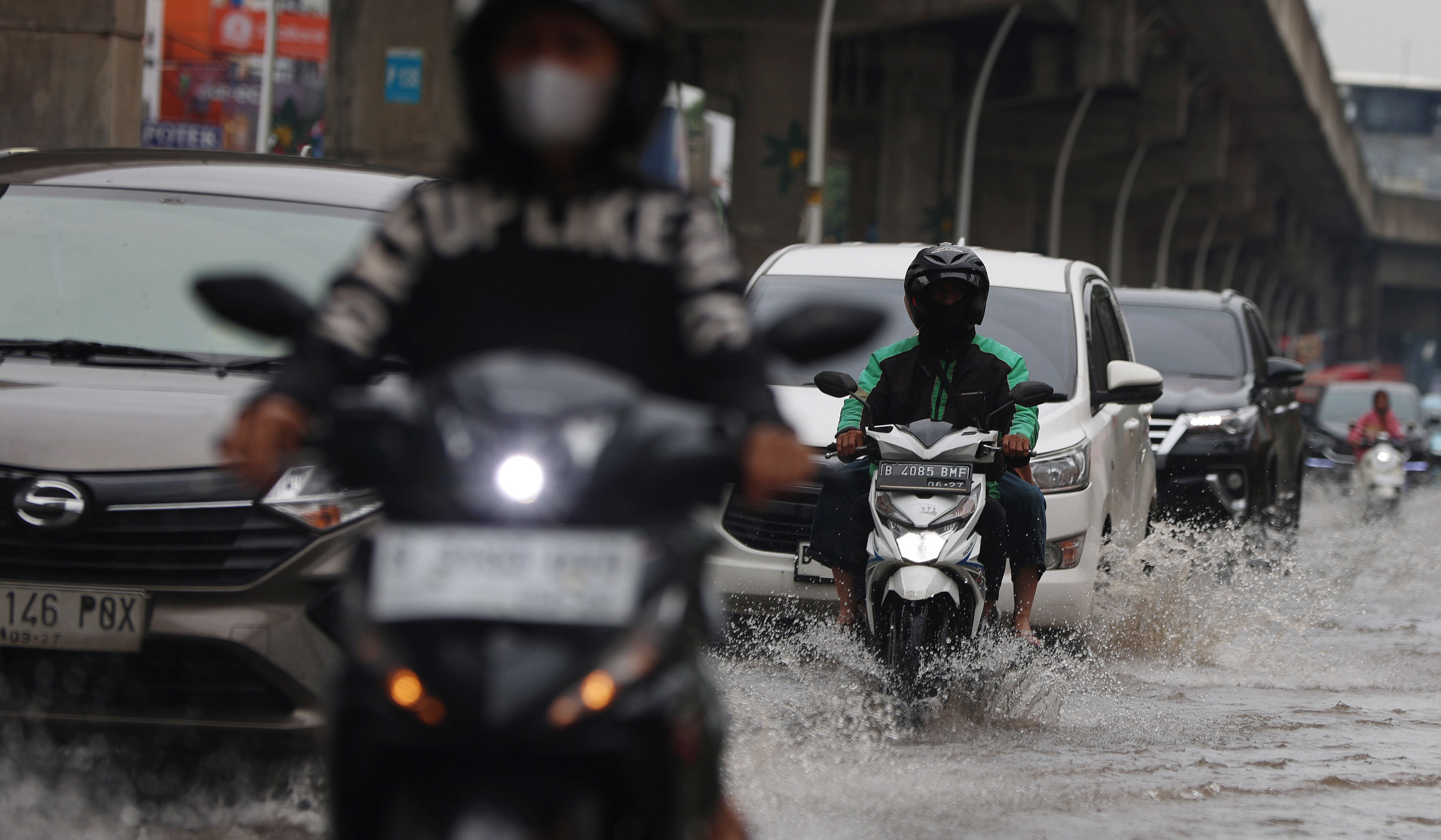 Banjir Kelapa Gading. (Agus Priatna/SinPo.id)