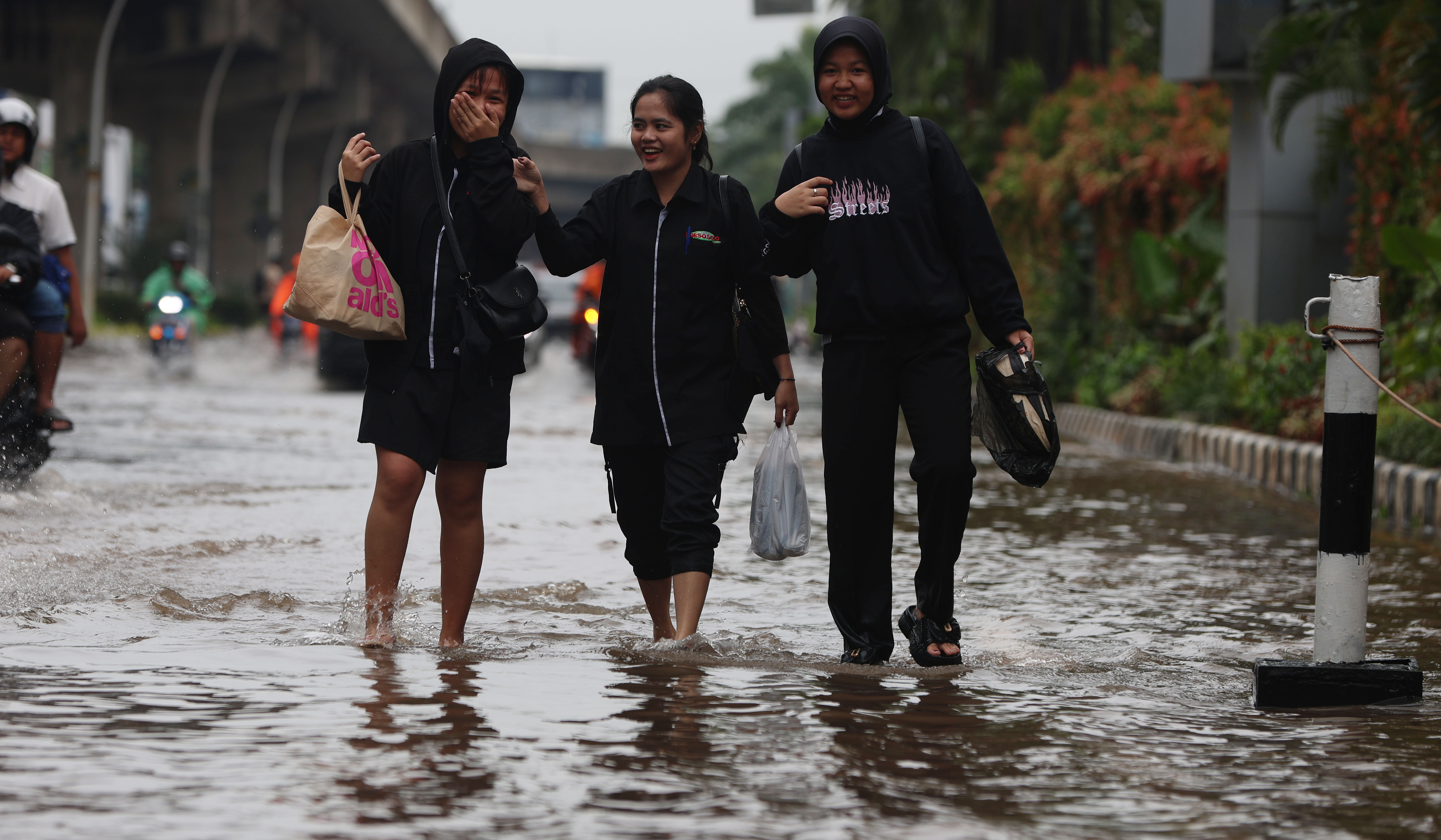 Banjir Kelapa Gading. (Agus Priatna/SinPo.id)