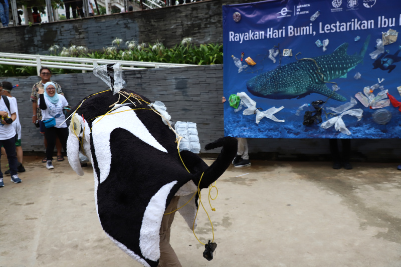Generasi peduli bumi menggelar aksi teaterikal dilarang membuang sampah plastik di laut bisa mengancam kehidupan biota laut (Ashar/SinPo.id)