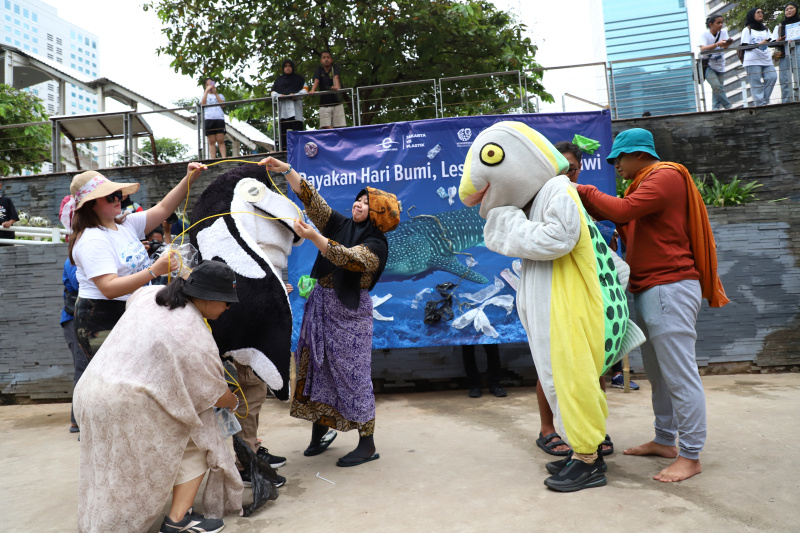 Generasi peduli bumi menggelar aksi teaterikal dilarang membuang sampah plastik di laut bisa mengancam kehidupan biota laut (Ashar/SinPo.id)