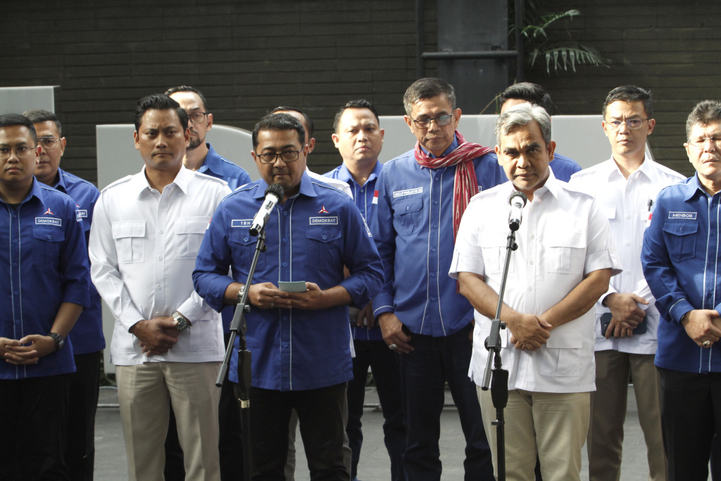 Sekjen Gerindra Ahmad Muzani didampingi petinggi partai Gerindra berkunjung silahturahmi ke Kantor DPP Partai Demokrat (Ashar/SinPo.id)