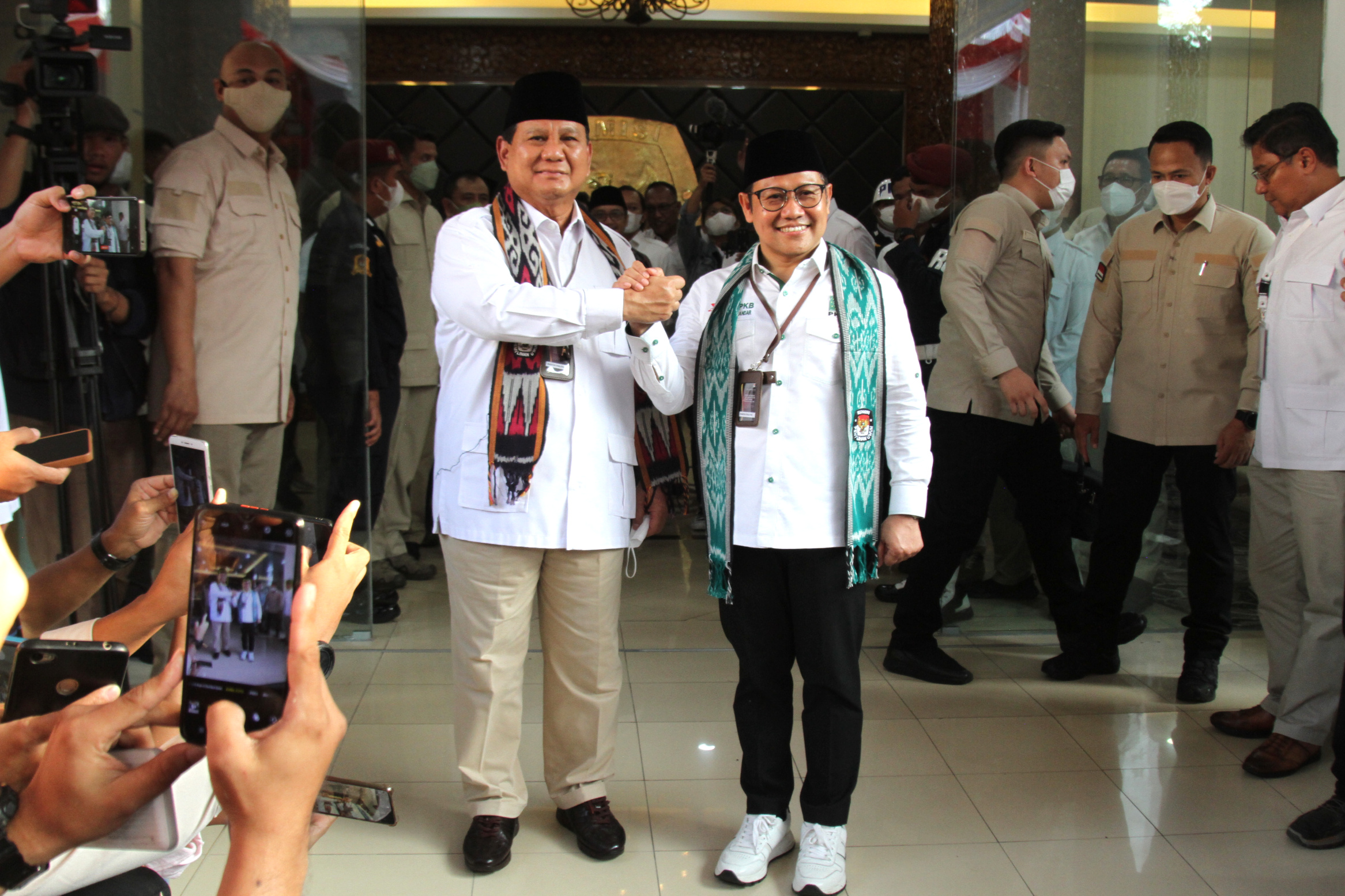 Ketua Gerindra Prabowo Subianto, Ketua PKB Cak Imin dan Ketua KPU RI Hasyim Asy'ari (Ashar/SinPo.id)