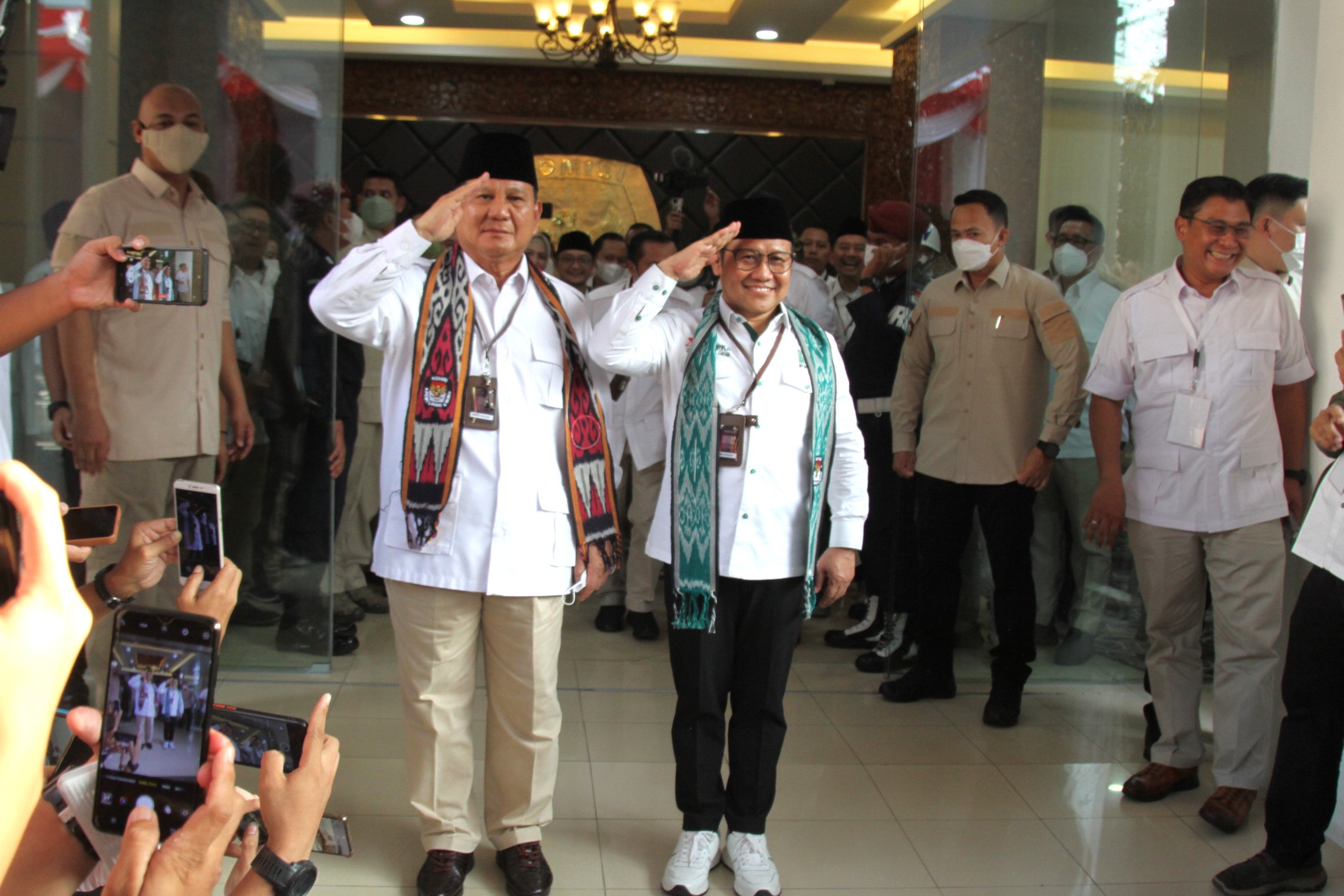 Ketua Gerindra Prabowo Subianto, Ketua PKB Cak Imin dan Ketua KPU RI Hasyim Asy'ari (Ashar/SinPo.id)
