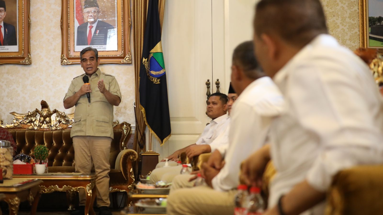 Ketua Fraksi Gerindra DPR RI Ahmad Muzani secara simbolis memberikan bantuan kepada Bupati Cianjur Herman Suherman di Pendopo Kabupaten Cianjur (Foto:Dok Gerindra/SinPo.id)