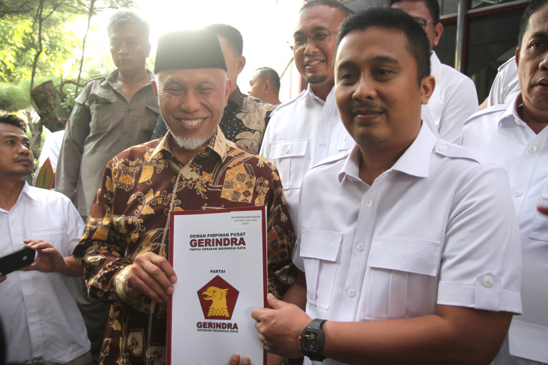 Partai Gerindra serahkan surat rekomendasi calon kepala daerah (Ashar/SinPo.id)