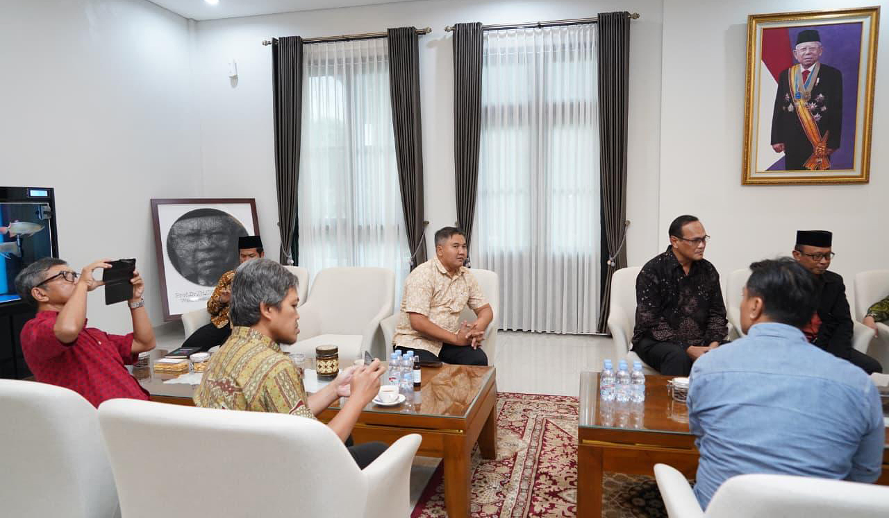 KH Ma'ruf Amin, menerima pengurus Forum Jurnalis Wakaf dan Zakat Indonesia. (Agus Priatna/SinPo.id)