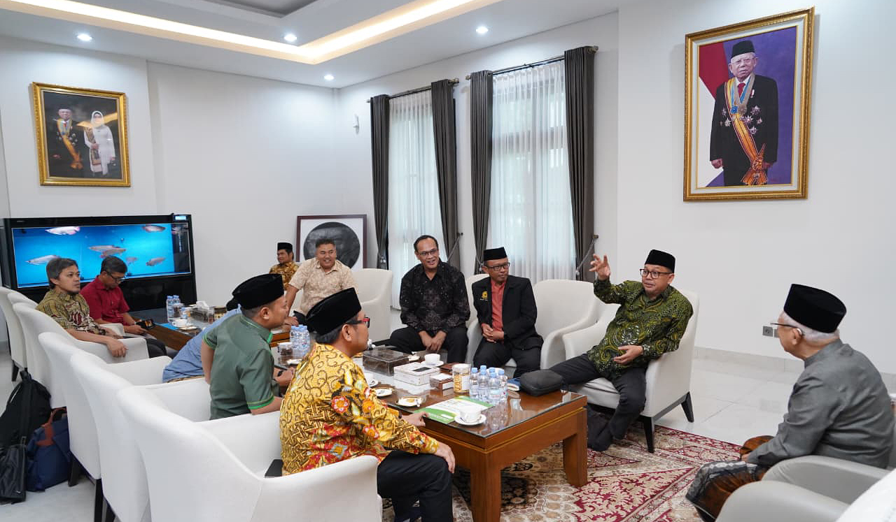 KH Ma'ruf Amin, menerima pengurus Forum Jurnalis Wakaf dan Zakat Indonesia. (Agus Priatna/SinPo.id)