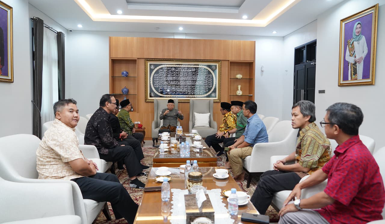 KH Ma'ruf Amin, menerima pengurus Forum Jurnalis Wakaf dan Zakat Indonesia. (Agus Priatna/SinPo.id)