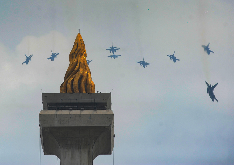 TNI menggelar gladi bersih menjelang HUT ke-79 TNI di Monas (Ashar/SinPo.id)