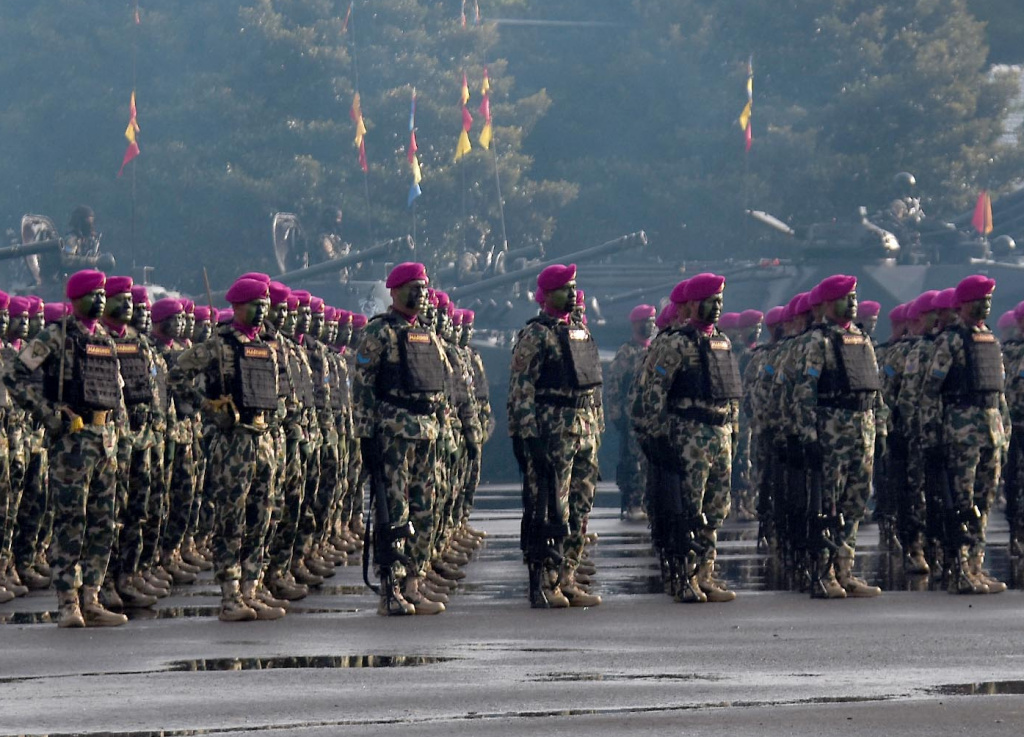 Prajurit Marinir sedang melakukan gladi bersih menjelang HUT ke-80 Marinir (Ashar/Foto:KoptuMarAinulYakin/SinPo.id)