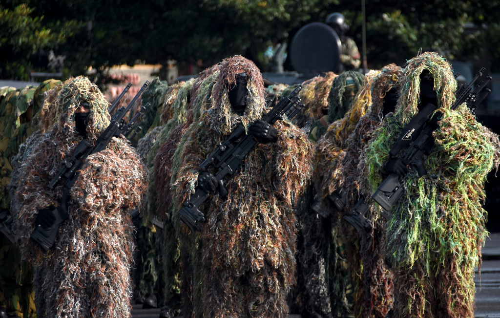 Prajurit Marinir sedang melakukan gladi bersih menjelang HUT ke-80 Marinir (Ashar/Foto:KoptuMarAinulYakin/SinPo.id)