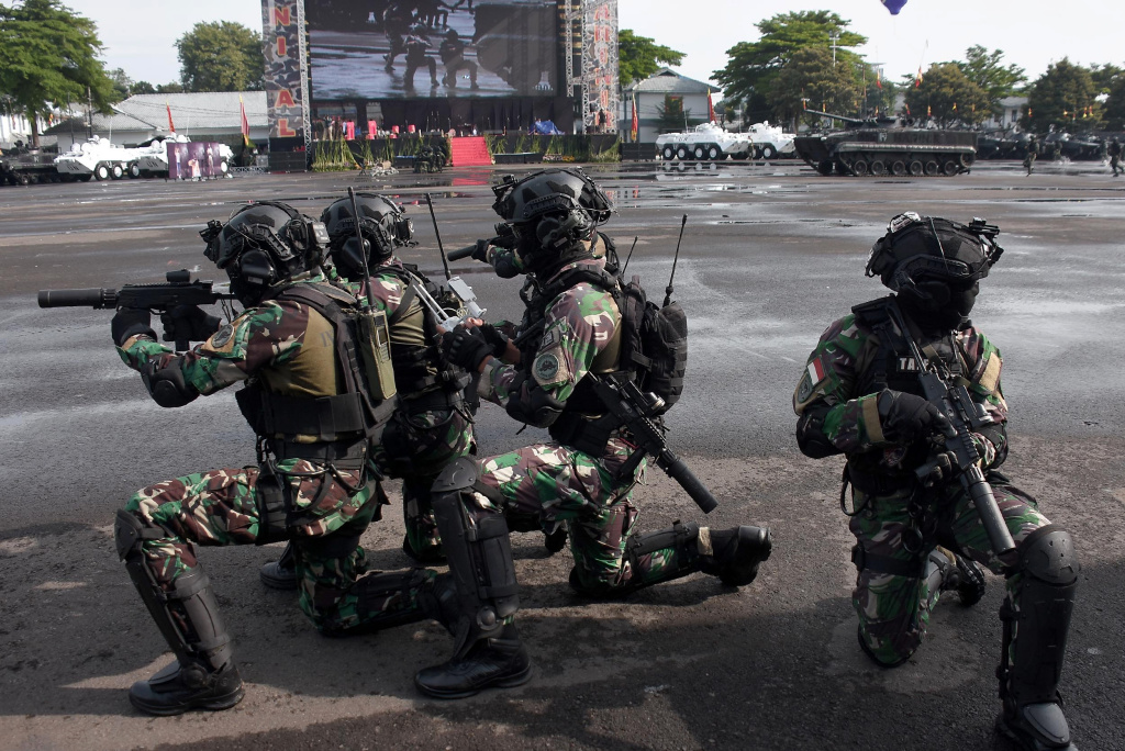 Prajurit Marinir sedang melakukan gladi bersih menjelang HUT ke-80 Marinir (Ashar/Foto:KoptuMarAinulYakin/SinPo.id)