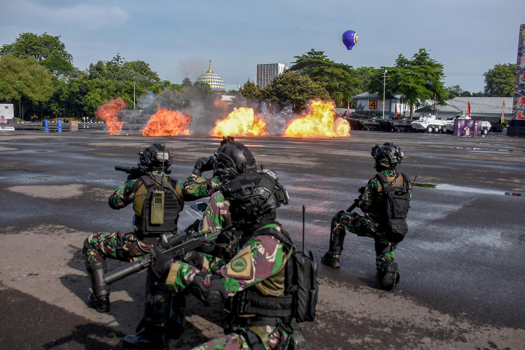 Prajurit Marinir sedang melakukan gladi bersih menjelang HUT ke-80 Marinir (Ashar/Foto:KoptuMarAinulYakin/SinPo.id)