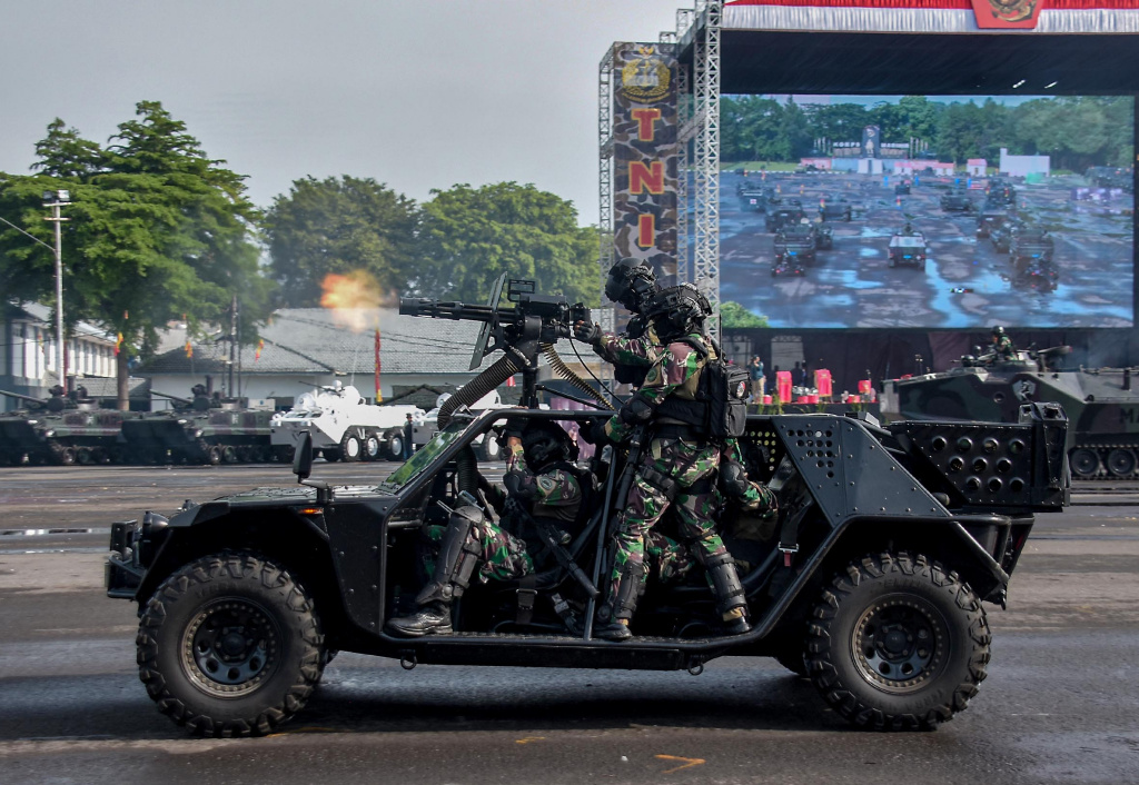 Prajurit Marinir sedang melakukan gladi bersih menjelang HUT ke-80 Marinir (Ashar/Foto:KoptuMarAinulYakin/SinPo.id)
