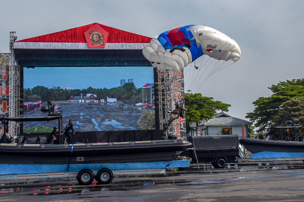 Prajurit Marinir sedang melakukan gladi bersih menjelang HUT ke-80 Marinir (Ashar/Foto:KoptuMarAinulYakin/SinPo.id)