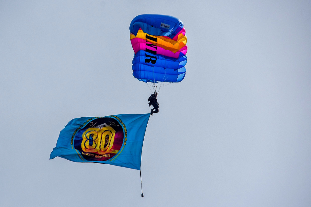 Prajurit Marinir sedang melakukan gladi bersih menjelang HUT ke-80 Marinir (Ashar/Foto:KoptuMarAinulYakin/SinPo.id)