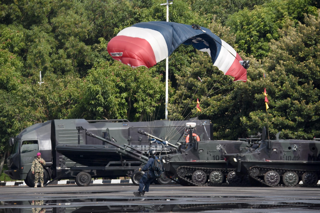 Prajurit Marinir sedang melakukan gladi bersih menjelang HUT ke-80 Marinir (Ashar/Foto:KoptuMarAinulYakin/SinPo.id)