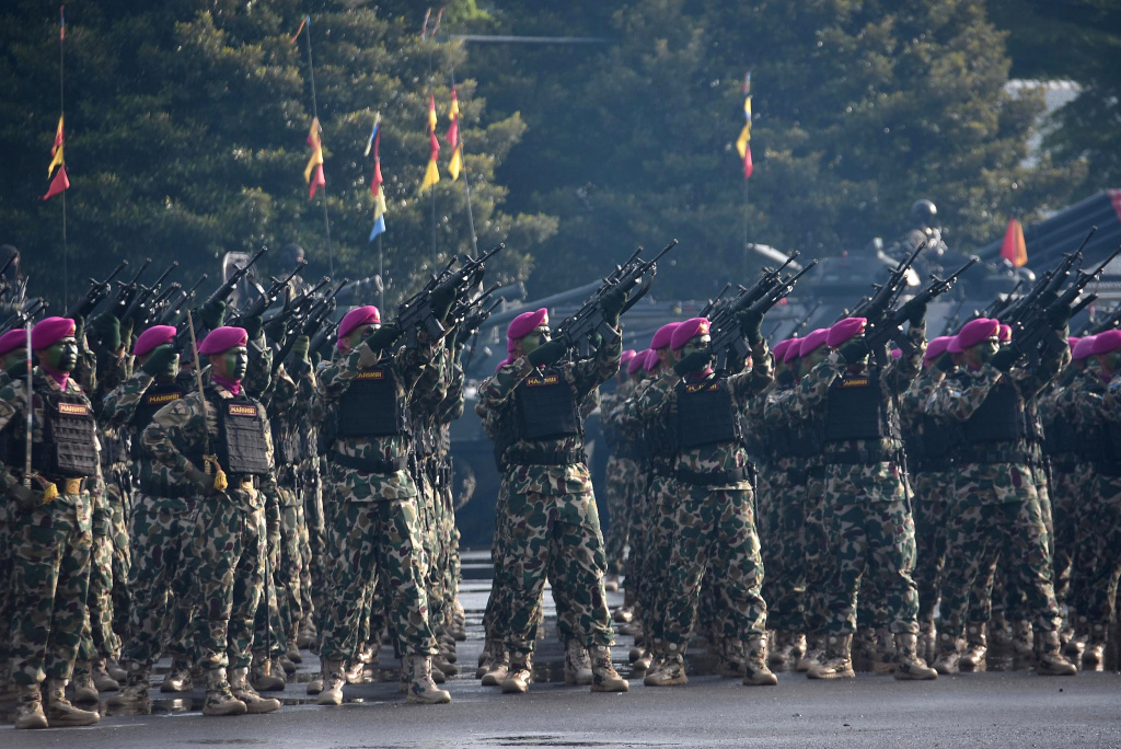 Prajurit Marinir sedang melakukan gladi bersih menjelang HUT ke-80 Marinir (Ashar/Foto:KoptuMarAinulYakin/SinPo.id)