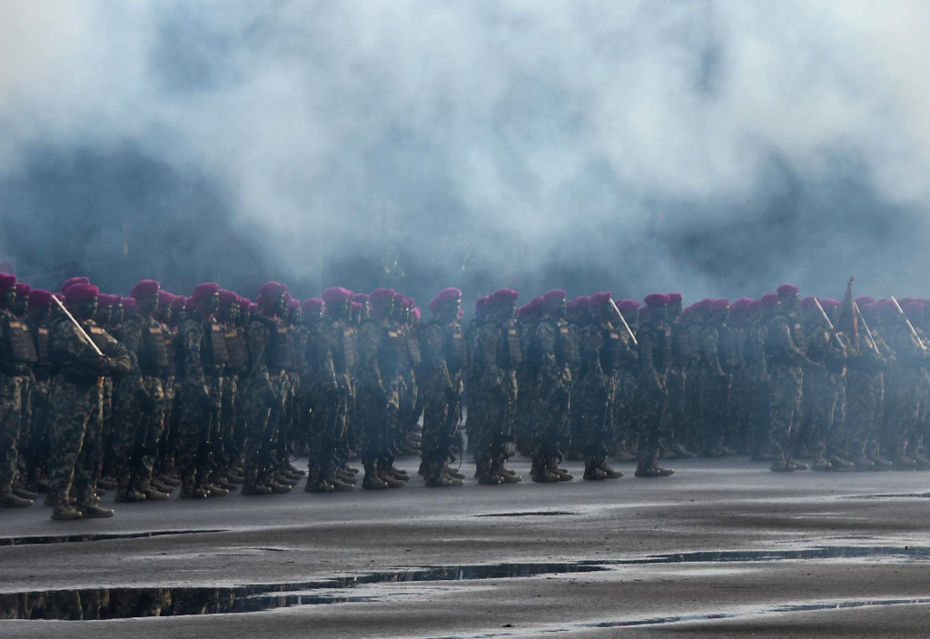 Prajurit Marinir sedang melakukan gladi bersih menjelang HUT ke-80 Marinir (Ashar/Foto:KoptuMarAinulYakin/SinPo.id)