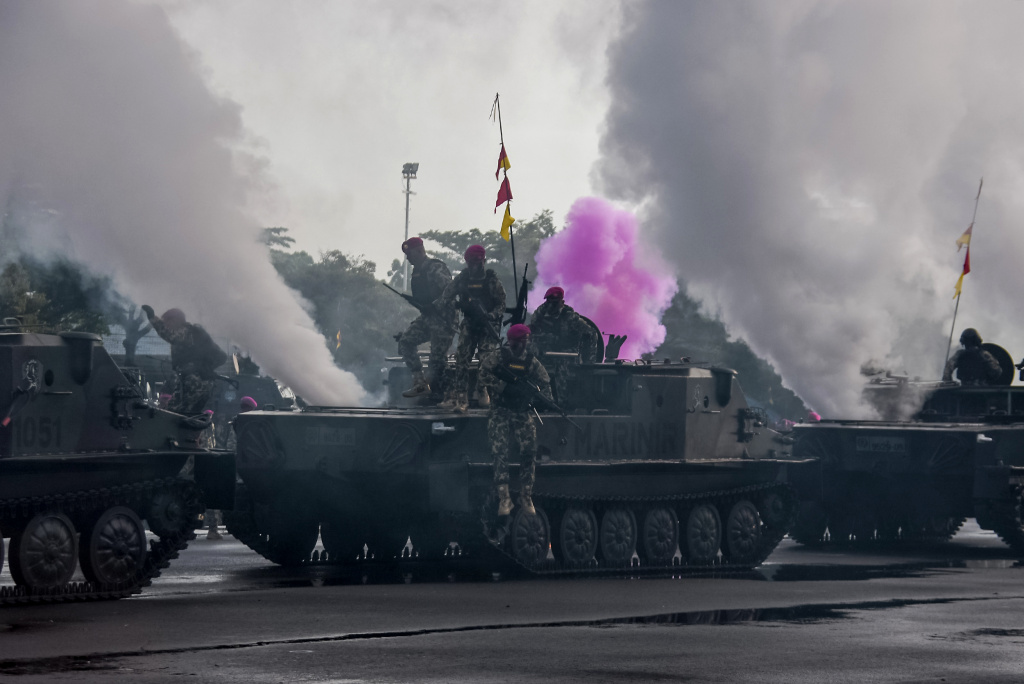 Prajurit Marinir sedang melakukan gladi bersih menjelang HUT ke-80 Marinir (Ashar/Foto:KoptuMarAinulYakin/SinPo.id)