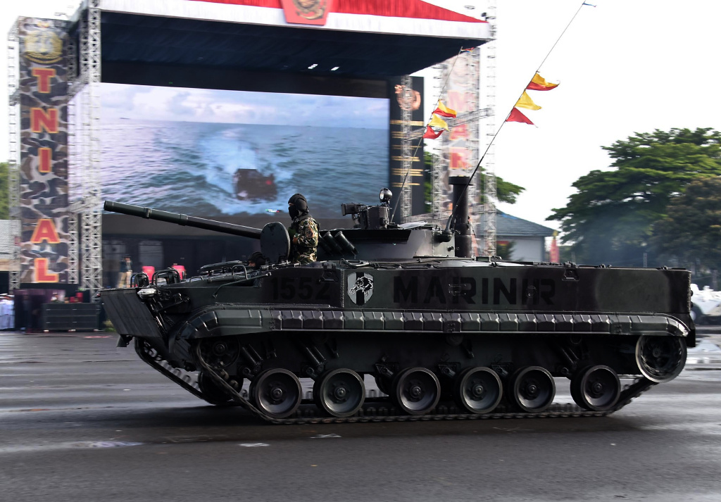 Prajurit Marinir sedang melakukan gladi bersih menjelang HUT ke-80 Marinir (Ashar/Foto:KoptuMarAinulYakin/SinPo.id)