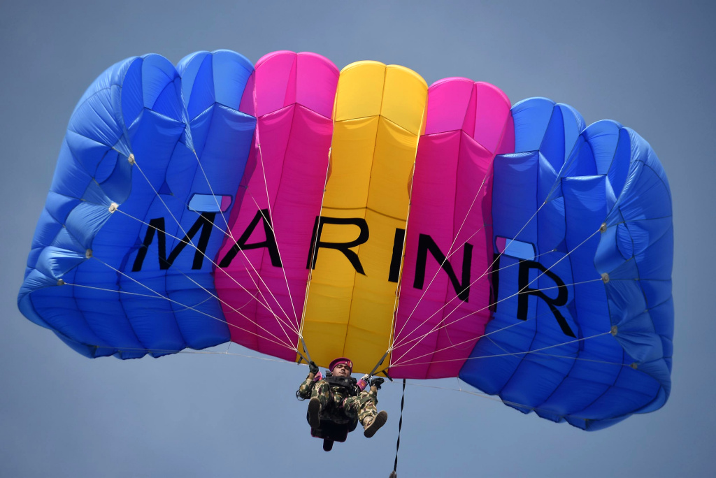 Prajurit Marinir sedang melakukan gladi bersih menjelang HUT ke-80 Marinir (Ashar/Foto:KoptuMarAinulYakin/SinPo.id)